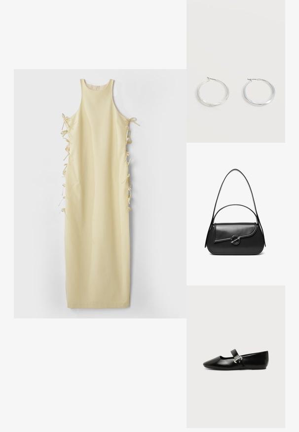 Robe sans manches jaune avec un col haut, dotée de liens latéraux pour un ajustement réglable et d'une texture lisse et douce. Silhouette simple et droite.; Chaussure plate Mary Jane en cuir noir avec bout arrondi et bride à boucle argentée sur fond uni.; Sac à bandoulière en cuir noir avec un rabat incurvé fermé par un fermoir métallique rond et une sangle fine et ajustable.; Boucles d’oreilles créoles en métal argenté avec une surface lisse légèrement incurvée et des fermoirs à clapet sur un fond blanc uni.