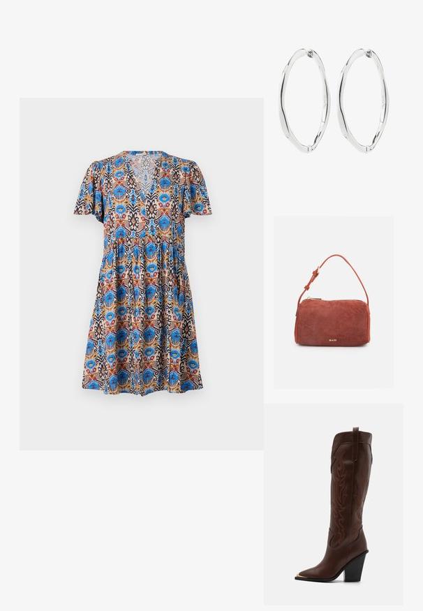 Vestido de manga corta con un colorido estampado floral que presenta tonos en azul, rojo y beige, con escote en V y diseño de falda en capas.; RAID RIMSKY - Botas de tacón - brown; Bolso rectangular de ante marrón con correa ajustable y cremallera dorada, con la marca "RAID" en pequeñas letras doradas en el frente.; Par de pendientes de aro ovalados retorcidos de plata pulida con cierres de bisagra, mostrados sobre fondo blanco.
