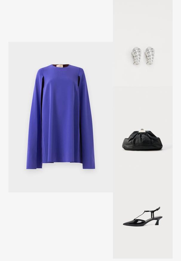 Langærmet, livlig violet kjole med brede, svajende ærmer, hængende løst, udstillet på en simpel lys grå baggrund.; Sort lakeret læder damesko med lav hæl, slingback, spids tå og tynd rem med lille spænde.; Sort læderclutch med en samlet tekstur, metal lukning og diskret præget logo på forsiden. Rundet form.; Sølv clip-on øreringe med spiralmønster, der har en glat metallisk tekstur og runde former. Ingen synlige udsmykninger eller mønstre.
