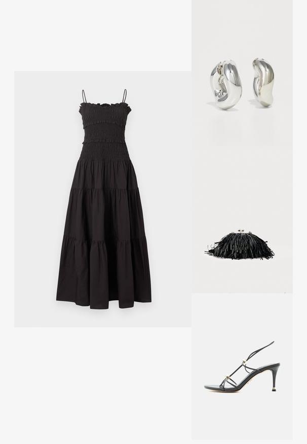 Robe maxi noire sans manches avec corsage froncé, bord supérieur à volants, jupe à étages et fines bretelles sur fond neutre.; Sandale à talons hauts noire à fines lanières avec des accents de perles dorées sur un talon aigu à bout pointu.; Pochette noire à franges avec fermoir argenté et chaîne, sur un fond clair uni.; Boucles d'oreilles sculpturales en argent avec des formes douces et courbes et des surfaces réfléchissantes. Présentent un design de boucle fermée et une forme organique distincte.