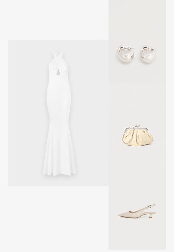 Robe de soirée blanche avec un corsage ajusté, col halter, détail frontal torsadé et ourlet évasé. Fabriquée en tissu lisse et extensible.; Chaussure slingback beige à bout pointu avec un petit talon kitten et une boucle latérale réglable sur fond blanc uni.; Pochette en cuir beige plissé avec un cadre en métal argenté, dotée de deux fermoirs ronds décoratifs et d'une chaîne en argent.; Paire de boucles d'oreilles argentées brillantes et épaisses avec fermoirs à tige, sur fond blanc uni.