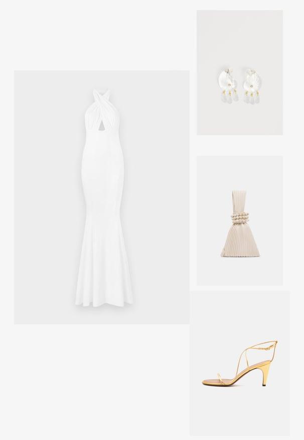 Robe de soirée blanche avec un corsage ajusté, col halter, détail frontal torsadé et ourlet évasé. Fabriquée en tissu lisse et extensible.; Sandale à talons hauts dorée avec fines lanières et une fine boucle à la cheville sur un fond gris clair.; Petit sac à main beige plissé avec une anse nouée et trois bracelets ronds en perles enroulés autour du milieu.; Boucles d'oreilles en résine transparente en forme de coquillage avec de petits accents dorés et trois breloques translucides en forme de goutte pendantes sur chaque boucle d'oreille.