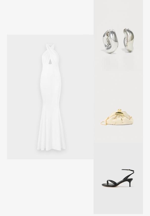 Robe de soirée blanche avec un corsage ajusté, col halter, détail frontal torsadé et ourlet évasé. Fabriquée en tissu lisse et extensible.; Sandale pour femme en cuir noir avec fines lanières, une boucle d'orteil, une boucle à la cheville et un talon aiguille de hauteur moyenne sur un fond neutre.; Pochette couleur crème en matière douce, dotée d'un fermoir doré et d'une bandoulière chaîne, avec un design froncé sur le corps.; Boucles d'oreilles sculpturales en argent avec des formes douces et courbes et des surfaces réfléchissantes. Présentent un design de boucle fermée et une forme organique distincte.