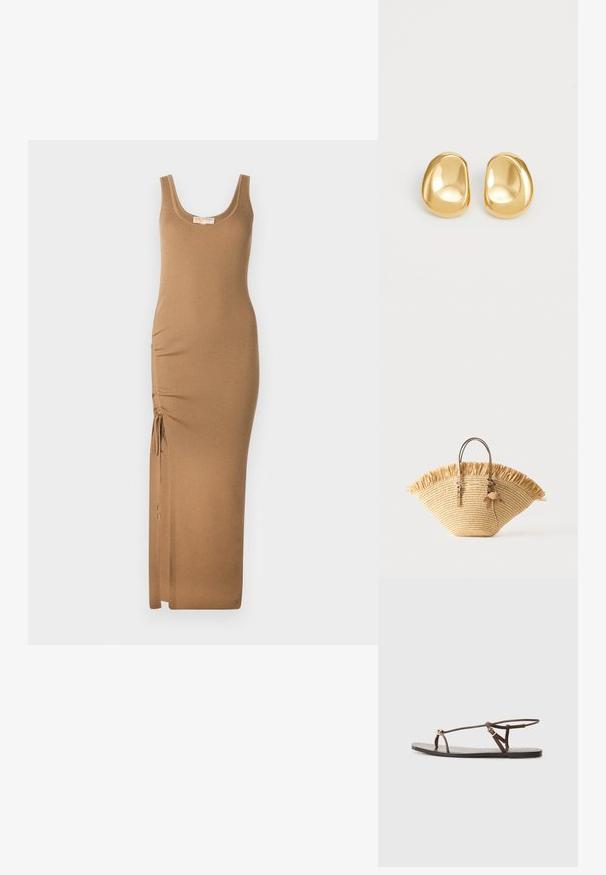 Robe maxi en maille côtelée couleur marron clair, avec un décolleté en forme deU et un froncé latéral ajustable avec des liens pour un meilleur ajustement.; Sandale en cuir marron avec des fines lanières, un accent circulaire doré et une semelle plate. Design minimaliste avec un détail de boucle réglable.; Sac cabas en paille tressée avec bord supérieur à franges, deux poignées en cuir camel avec détails de boucle, et un accessoire pompon en cuir.; Boucles d'oreilles en forme de clou de couleur or, avec une forme lisse et arrondie et une surface réfléchissante, mettant en avant un design minimaliste sans motifs visibles.