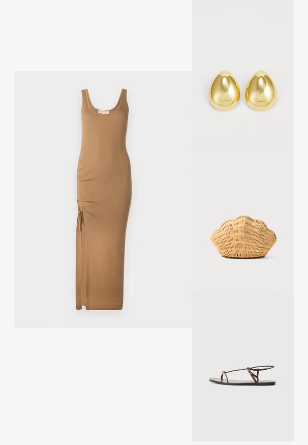 Vestido maxi de punto acanalado en marrón claro, con escote redondo y fruncido lateral ajustable con lazos para un mejor ajuste.; Sandalia de cuero marrón con tiras finas, un acento circular dorado y suela plana. Diseño minimalista con un detalle de hebilla ajustable.; Bolso de mano de ratán tejido con forma de concha de vieira, de color marrón claro natural y bordes redondeados y texturizados.; Pendientes de studs de color dorado con una superficie lisa y pulida en forma de lágrima, que reflejan la luz para un acabado brillante.