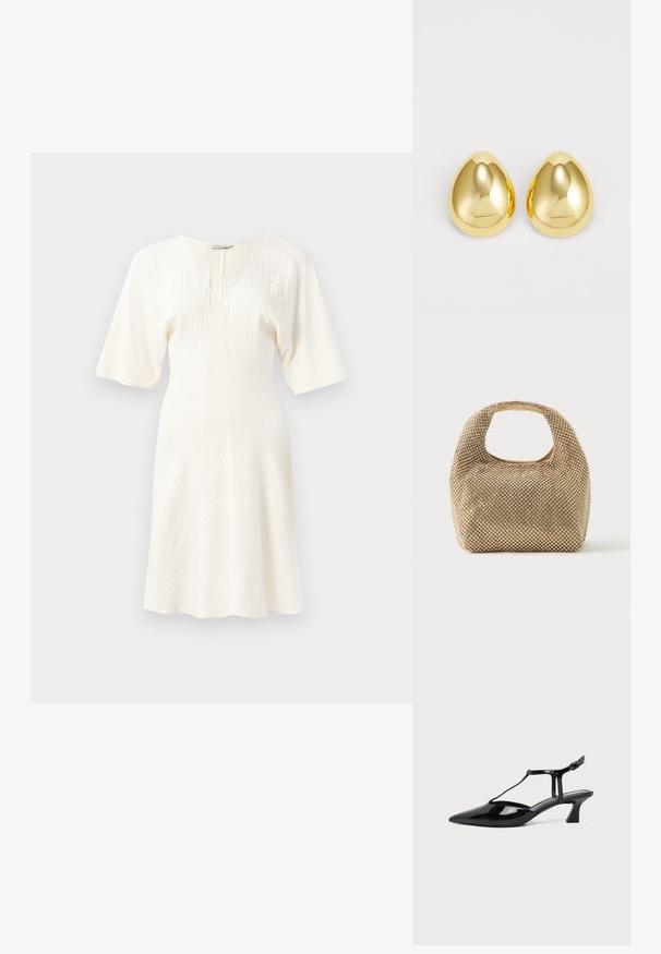 Witte jurk met korte mouwen, een V-halssnit en een gestructureerde stof. Uitlopende silhouet met een knielange zoom en een subtiel gekreukt patroon.; Zwarte pumps van lakleer met spits toelopende neus, T-strap en lage schuine blokhak op witte achtergrond.; Kleine handtas in goudkleur, bedekt met glanzende ronde studs, met een kort handvat en een rechthoekige uitsnede aan de bovenkant.; Gouden studoorbellen met een gladde, gepolijste afwerking en een druppelvorm, die licht reflecteren voor een glanzende uitstraling.