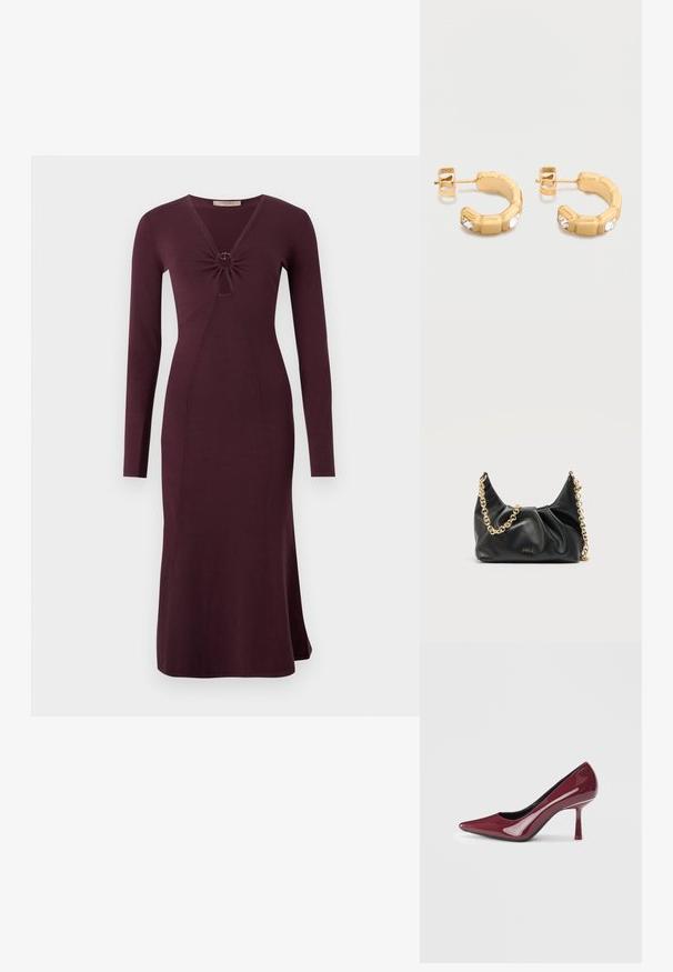 Langärmliges, weinrotes Kleid mit einer gedrehten Vorderseite und einem kreisförmigen Detail, enganliegender Silhouette und ausgestelltem Saum.; Glänzende burgunderrote High-Heels mit spitz zulaufender Spitze und schlankem Stiletto-Absatz, sichtbares Markenlogo nahe dem Absatz, vor einem hellgrauen Hintergrund.; Schwarze Furla-Handtasche mit gerafftem Leder und goldener Kettenriemen, vor einem schlichten hellen Hintergrund.; Kleine goldene Creolen mit rechteckigen Segmenten, jeweils mit einem klaren Edelstein auf der Vorderseite besetzt, mit Ohrsteckerverschluss.