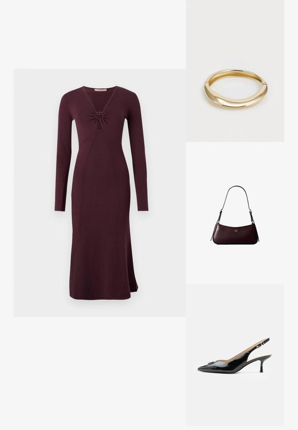 Langärmliges, weinrotes Kleid mit einer gedrehten Vorderseite und einem kreisförmigen Detail, enganliegender Silhouette und ausgestelltem Saum.; Schwarzer Pumps mit Riemchen aus Lackleder, spitz zulaufender Zehenpartie, kleinem Kitten-Heel und silberner Schnalle auf weißem Hintergrund.; Dunkelburgunderfarbene Lederhandtasche mit schmalem schwarzem Schulterriemen und kleinem goldenem "cK" Logo vorne in der Mitte.; Goldfarbener Armreif mit einem glatten, abgerundeten Design. Verfügt über eine polierte Oberfläche und einen offenen Rücken für ein einfaches Tragen.