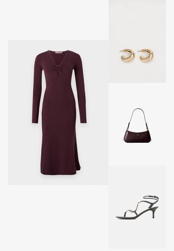 Langsleeve, bordeaux kleurige jurk met een gedraaide voorkant en een ronde detail, aansluitende silhouet en uitlopende zoom.; Zwarte sandaal met bandjes en een middenhoge hak, gouden accentkralen en enkelbandje met gesp op een witte achtergrond.; Donker bordeauxkleurige leren handtas met een smalle zwarte schouderband en klein gouden "cK" logo aan de voorkant in het midden.; Twee glanzende gouden hoepel oorbellen in een gebogen ontwerp, met oranje accenten bij de oorpost, tegen een eenvoudige witte achtergrond.