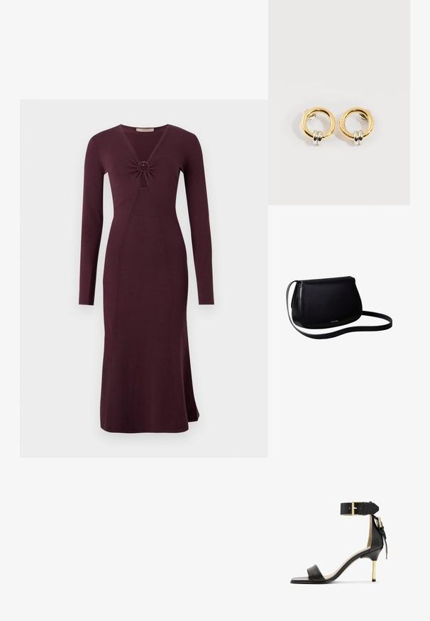 Langärmliges, weinrotes Kleid mit einer gedrehten Vorderseite und einem kreisförmigen Detail, enganliegender Silhouette und ausgestelltem Saum.; Schwarze Leder-Absatzsandale mit quadrater Zehenform, Fesselriemen mit einer goldenen Schnalle und einem schlanken, metallischen Absatz. Glatte Textur, minimalistisches Design.; Schwarze Leder-Umhängetasche mit gebogener Form und schmalem Riemen, kleines goldenes Calvin Klein-Logo zentriert nahe der Unterseite.; Goldene runde Ohrringe mit jeweils zwei kleinen silbernen Ringen, die dezent gravierte Markennamen zeigen, vor weißem Hintergrund platziert.