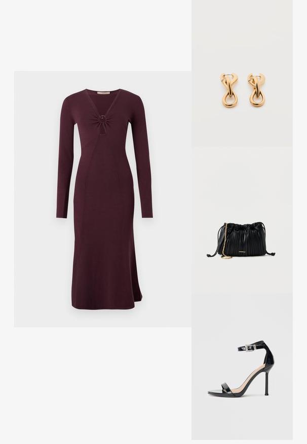 Langärmliges, weinrotes Kleid mit einer gedrehten Vorderseite und einem kreisförmigen Detail, enganliegender Silhouette und ausgestelltem Saum.; Schwarzer Riemchensandale aus Lackleder mit hohem Absatz und Knöchelriemen. Verfügt über ein minimalistisches Design, offene Zehenpartie und eine Schnalle mit Strassakzenten.; Schwarze, plissierte Ledertasche mit Kordelzug, goldener Kettenriemen und kleinem, horizontalem goldfarbenem Akzent auf der Vorderseite.; Paar glänzende goldfarbene Creolen mit verschlungenem, verdrehtem Design auf schlichten weißem Hintergrund.