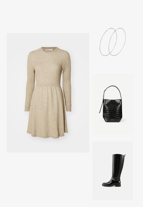 Robe en tricot côtelé beige avec des manches longues, un col rond, une taille cintrée et une jupe évasée. Texture douce avec une légère variation de couleur.; Bottes noires montantes en cuir verni, avec un détail de boucle argentée à la cheville et une conception à bout arrondi. Semelle plate.; Sac seau en cuir embossé noir façon croco avec une seule bandoulière et un petit logo argenté de la marque au centre en bas à l'avant.; Boucles d'oreilles en argent au design minimaliste. Forme circulaire, texture lisse et profil fin. Légères avec une finition polie.