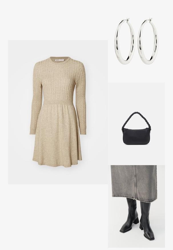 Vestido de punto acanalado beige con mangas largas, escote redondo, cintura entallada y falda acampanada. Textura suave con sutil variación de color.; Botas negras hasta la rodilla de cuero liso con punta cuadrada y tacón cuadrado. Llevadas con una falda de mezclilla gris con dobladillo desflecado.; Bolso negro de forma redondeada, hecho de material liso. Presenta un asa trenzada y un cierre de cremallera para un almacenamiento seguro.; Pendientes de aro de plata con una superficie lisa y reflectante. Forma redonda y grande con un cierre seguro en la parte superior. El acabado pulido resalta el brillo.