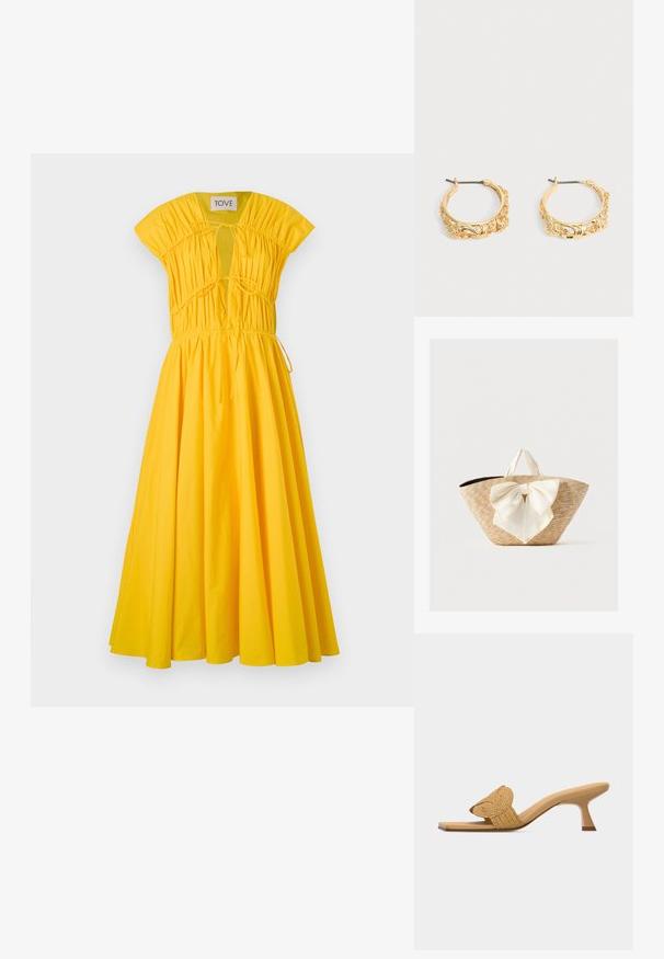 Geel katoenen midi-jurk met korte cap-sleeves, met een geraffineerde textuur bij de halslijn en een aansluitende taille. Vloeiende rok met aangesnoerde trekkoord-details.; Beige open-toe mule met een lage kittenhak en een geweven, circulaire decoratieve band over de voorkant.; Gevlochten strooien draagtas met crèmekleurige stoffen handvatten en een grote decoratieve crèmekleurige strik aan de voorkant, op een effen achtergrond.; Set gouden creolen met sierlijke bloem- en bladreliëf op een neutrale achtergrond.