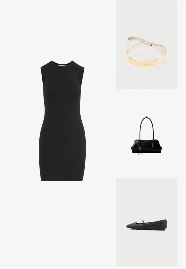 Schwarzes ärmelloses Kleid aus glattem, elastischem Stoff. Verfügt über einen hohen Kragen und ein kleines, geprägt Logo auf der Brust. Figurbetontes Design.; Schwarzer flacher Schuh mit spitzer Spitze, gestepptem geometrischem Muster und dünnem Riemen über dem Spann vor einfarbigem Hintergrund.; Schwarze Umhängetasche aus krokodilstrukturiertem Leder mit langen Riemen und einem kleinen silbernen Logocharm an einem Riemen.; Verschlungene, polierte Metallarmreifen in Silber- und Goldtönen, einer eingraviert mit dem "Calvin Klein"-Logo, auf einem weißen Hintergrund.