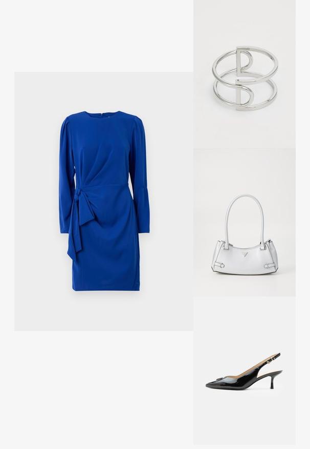 Modré šaty s dlhými rukávmi, okrúhlym výstrihom a detailom na viazanie na boku, vyrobené z hladkej látky s drapovaným dizajnom.; Čierny lakovaný slingback s špicatou špičkou, nízkym kitten opätkom a striebornou prackou na čistom bielom pozadí.; Strieborná kabelka so štruktúrovaným dizajnom, s dvoma ušami, lesklou textúrou, akcentovaným hardvérom a trojuholníkovým logom na prednej strane.; Strieborný kovový náramok s dvojitým slučkovým dizajnom a hladkým, lesklým povrchom, s minimalistickým geometrickým akcentom.