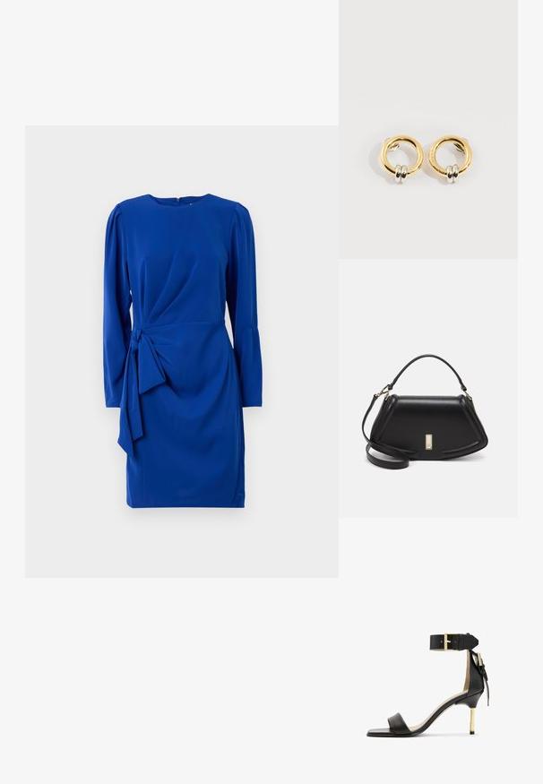 Vestido azul con mangas largas, escote redondo y un detalle de lazo lateral, hecho de una tela suave con un diseño drapeado.; Sándal de tacón de cuero negro con punta cuadrada, correa en el tobillo con hebilla dorada y un tacón metálico esbelto. Textura suave, diseño minimalista.; Bolso de mano de cuero negro con un diseño estructurado, que presenta una forma recortada, asa superior y acentos en dorado. Correa de hombro ajustable incluida.; Pendientes circulares de oro con dos pequeños anillos de plata en cada uno, que muestran detalles sutiles del nombre de la marca grabado, colocados sobre un fondo blanco.