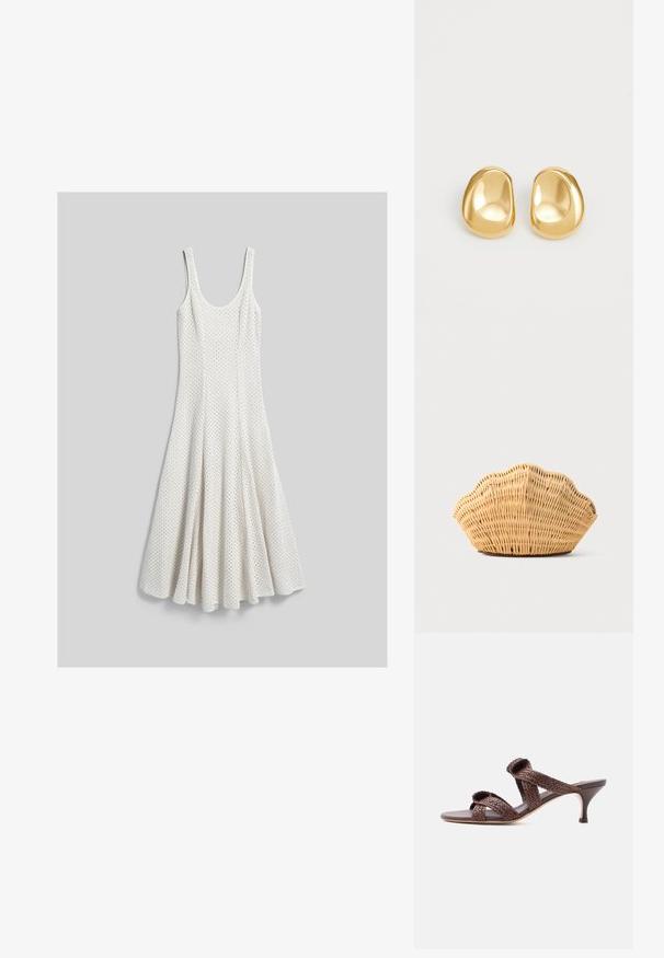 Robe blanche en tricot sans manches avec encolure dégagée et jupe évasée texturée, étalée à plat sur fond gris.; Sandale mule en cuir tressé marron avec deux brides et un petit talon bas sur fond blanc uni.; Sac à main en rotin tissé en forme de coquille Saint-Jacques de couleur brun clair naturel avec des bords arrondis et texturés.; Boucles d'oreilles en forme de clou de couleur or, avec une forme lisse et arrondie et une surface réfléchissante, mettant en avant un design minimaliste sans motifs visibles.