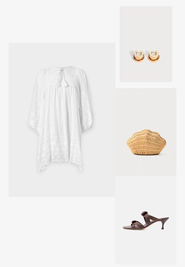 MILLE DAISY DRESS - Denné šaty - white; Hnedá tkaná kožená šľapka s dvoma remienkami a nízkym podpätkom kitten na bielom pozadí.; Tkáná kabelka z ratanu tvarovaná ako mušľa Hrebeňovky s prírodnou svetlohnedou farbou a zaoblenými, textúrovanými hranami.; Pár zlatých kruhových náušníc so širším polmesiacovým tvarom hore a okrúhlym kruhom visiace pod každou.
