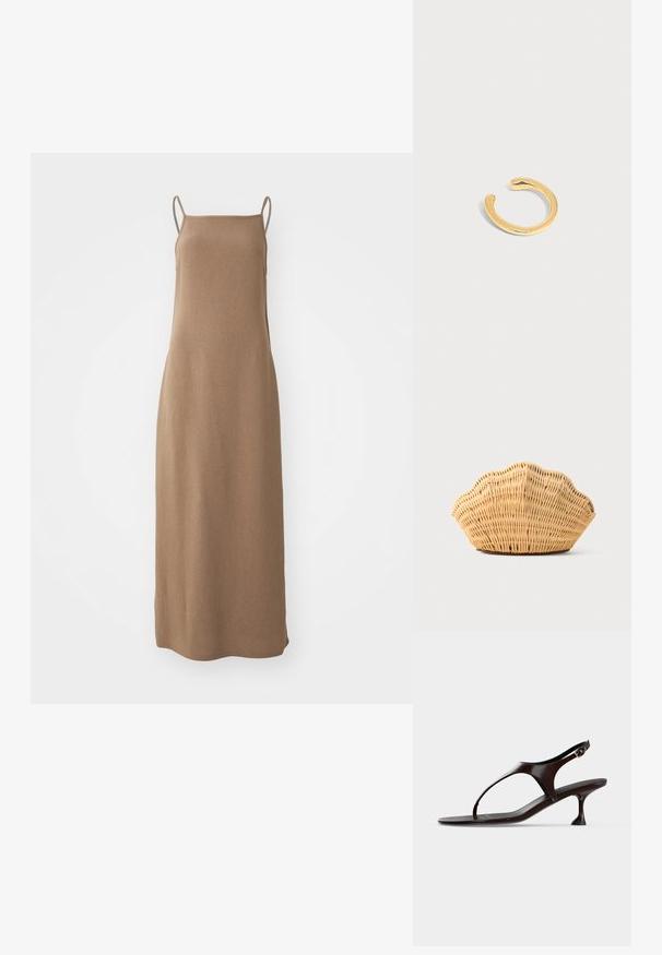 Robe maxi sans manches marron en tissu doux et texturé, avec une silhouette droite et de fines bretelles aux épaules.; Sandale slingback en cuir verni marron foncé avec petit talon et bride entre les orteils sur fond blanc.; Sac à main en rotin tissé en forme de coquille Saint-Jacques de couleur brun clair naturel avec des bords arrondis et texturés.; Petite bague ouverte en or brillant avec des bords lisses et arrondis sur un fond gris clair uni.