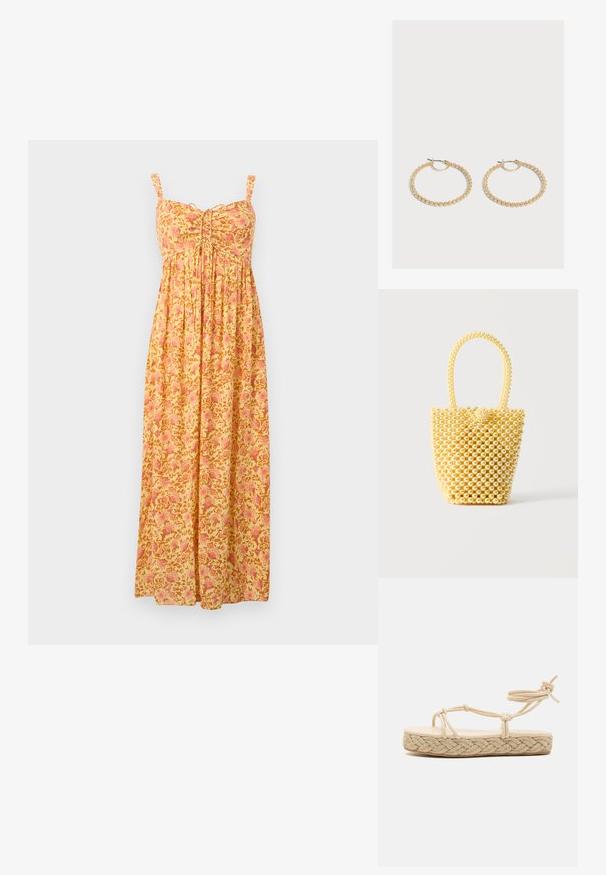 Robe longue jaune avec motif floral rose, bretelles sans manches, bustier froncé et jupe ample plissée.; Sandale espadrille beige avec une semelle en jute tressé, dotée de plusieurs fines lanières et d'un détail noué à la cheville pour un maintien sécurisé.; Petit sac à main style bocal fait de perles crème brillantes avec une anse en perles bouclée et une fermeture décorative avec un nœud de perles.; Paire de boucles d'oreilles créoles en or de taille moyenne avec un design texturé et perlé sur un fond clair uni.