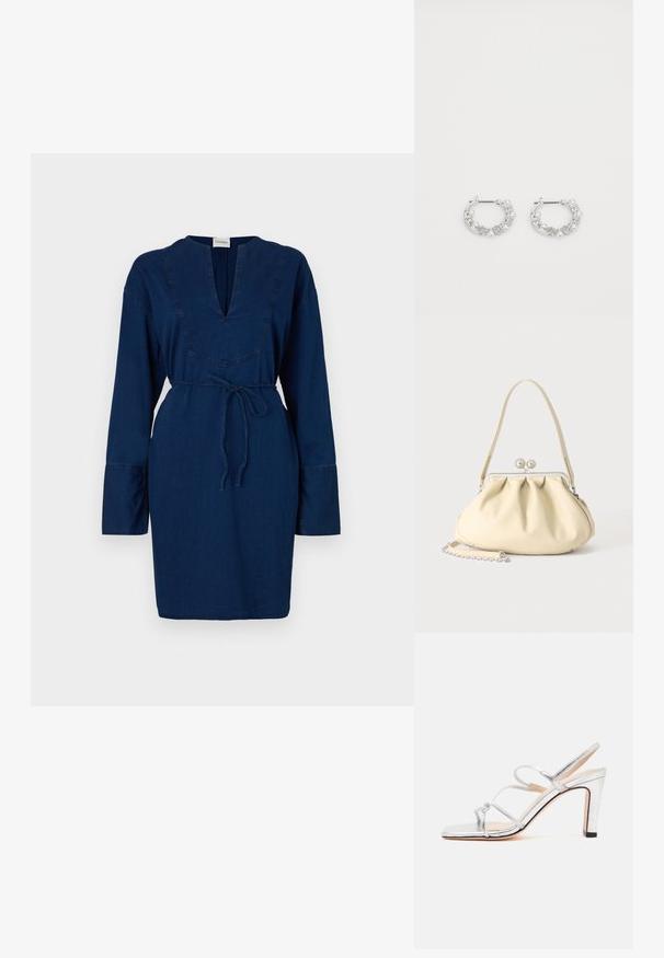 Navy blauw denim jurk met lange mouwen, V-hals en een koord in de taille. Kenmerkt stikdetails langs de halslijn en mouwen.; Zilverkleurige hoge hak sandaal met drie dunne bandjes en een open teen, zijaanzicht tegen een effen witte achtergrond.; Crèmekleurige zachte leren handtas met geplooid ontwerp, zilveren frame sluiting, korte handgreep en een afneembare kettingriem.; Zilveren oorringen met parel- en kristalaccenten, met een gestructureerd oppervlak en een veilige postsluiting.