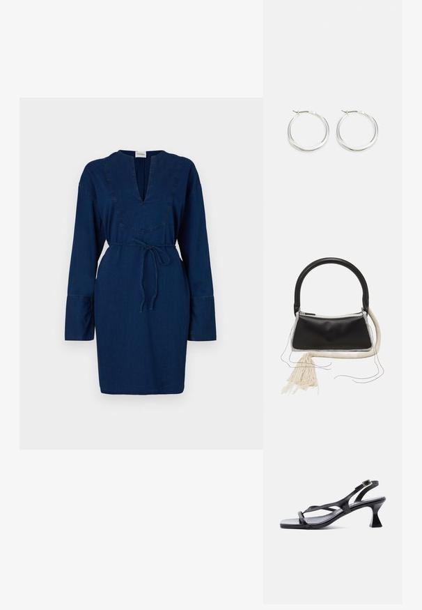 Robe en denim bleu marine à manches longues, décolleté en V et taille à cordon. Présente des détails de couture le long du décolleté et des manches.; Sandale femme en cuir noir avec fines lanières, bout carré, boucle de cheville réglable et talon mi-hauteur évasé.; Sac en cuir noir avec une poignée arrondie, fermeture éclair en argent, bordure en fourrure blanche et un long gland crème attaché à l'avant.; Les boucles d'oreilles en argent en forme de créole présentent un design lisse et arrondi avec un profil fin et un fermoir sécurisé. Style minimaliste avec une finition polie.