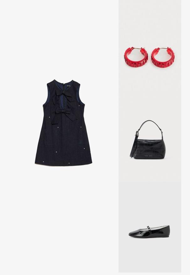 Mørkeblå denimkjole med ærmeløs design, to store sløjfer foran og dekorative hvide prikker. Har lynlås i ryggen.; Sorte balletsko i laklæder med spids tå, med en lille rem og rund spænde detalje på siden. Flad sål design.; Sort skuldertaske i krokodillepræget læder med øverste håndtag og logo trykt på forsiden.; Et par små røde hoops øreringe med rektangulære facetterede detaljer og sølv metalclips på en hvid baggrund.
