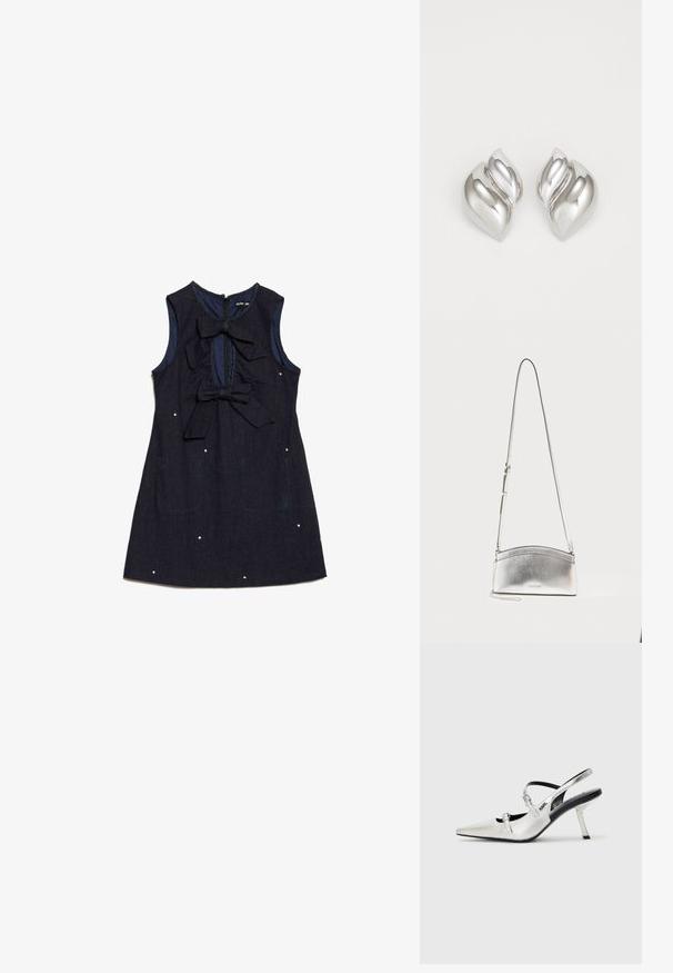 Marineblaues Denimkleid mit ärmellosem Design, zwei großen Schleifen an der Vorderseite und dekorativen weißen Punkten. Verfügt über einen Reißverschlussverschluss hinten.; Silberne Slingback-Absätze mit spitzer Zehenpartie, einem glatten metallischen Finish, einem schlanken Absatz und dekorativen Riemendetails.; Silberne Metallic-Umhängetasche mit verstellbarem Riemen und dezentem Logo auf der Vorderseite vor hellem, einfarbigem Hintergrund.; Silberne Ohrringe mit einer organischen, abstrakten Form. Glatte, glänzende Oberfläche mit einem konischen Design. Mit dezenten Kurven und einem zentralen Linienelement.
