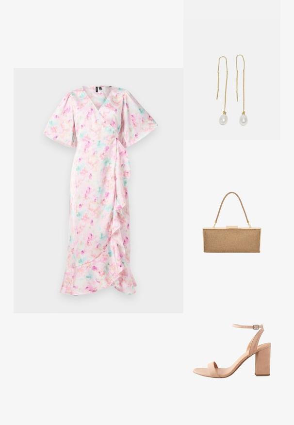 Florale wikkeljurk met een roze achtergrond en pasteltinten, korte pofmouwen en een gerimpelde zoom. Zachte stoftextuur.; Blokhak sandaal in zacht beige nubuck, met een brede voorkantband, enkelband met een metalen gesp en soepele, gebogen lijnen.; Metalen gouden clutch tasje met een geweven tan textuur, voorzien van een korte handgreep en een klipsluiting, rechthoekige vorm. Lichtgewicht ontwerp.; Gouden metalen druppel oorbellen met lange kettingelementen waaraan aan de uiteinden twee witte parelpendels hangen. De parels hebben een gladde, ronde vorm.