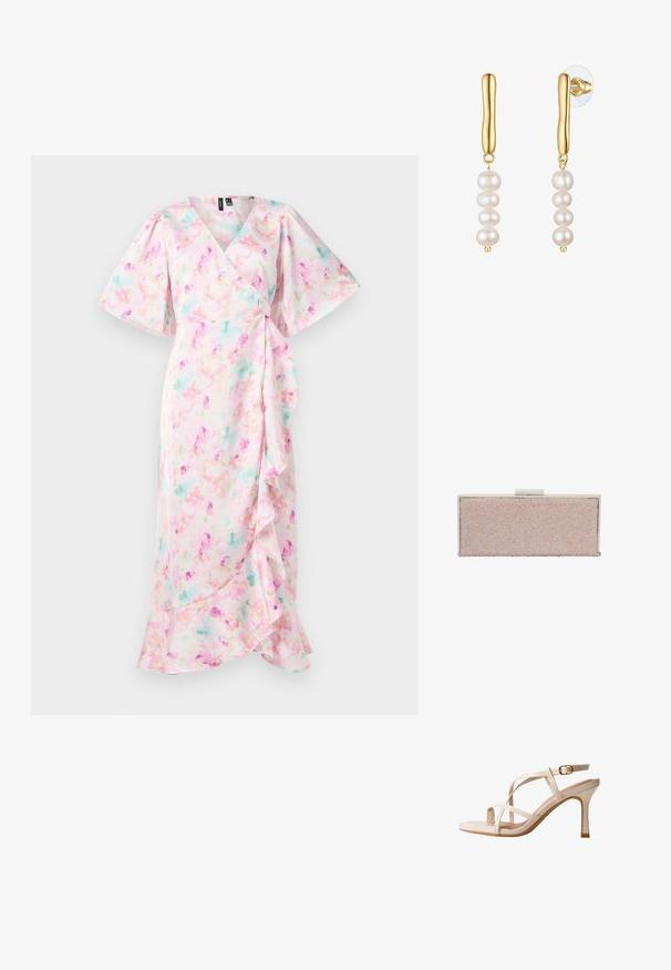 Florale wikkeljurk met een roze achtergrond en pasteltinten, korte pofmouwen en een gerimpelde zoom. Zachte stoftextuur.; Beige hoge hak sandaal met dunne gekruiste banden en een verstelbare enkelriem met een gouden gesp.; Roze gouden metallic clutch met een gladde oppervlakte, versierd met iriserende kralen, rechthoekige vorm en een zilveren sluiting.; Gouden oorbellen met een gebogen Hoepelontwerp, voorzien van drie gladde witte parels die verticaal zijn gestapeld, afgewerkt met een gouden kraaldetail.