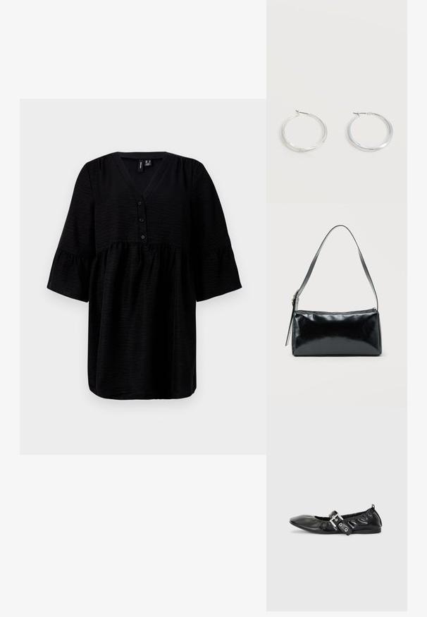Top negro con escote en V, botones en la parte delantera y mangas cortas con volantes. Hecho de un tejido texturizado con un ajuste holgado y fluido.; Zapato plano de piel negra con puntera afilada, detalle fruncido alrededor de la abertura y un acento de hebilla plateada en la correa ajustable.; Bolso de hombro rectangular negro con una correa ajustable y un cierre de cremallera superior sobre un fondo liso.; Pendientes de aro de metal plateado con superficie lisa y ligeramente curvada y cierre de tipo mosquetón sobre un fondo blanco liso.