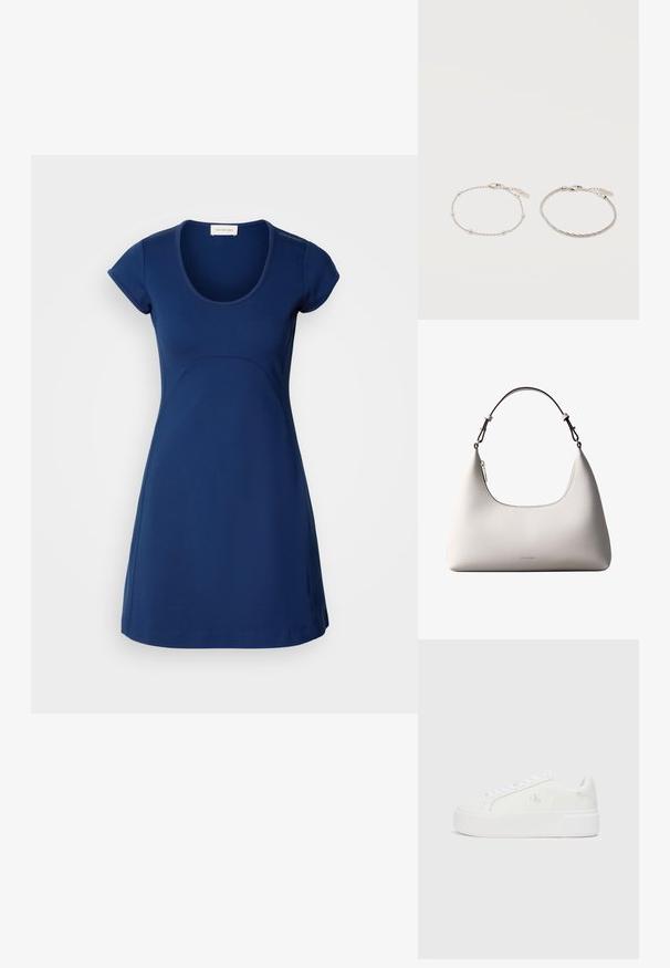 Kleid in Marineblau mit kurzen Ärmeln, aus glattem Stoff, mit rundem Ausschnitt und leicht ausgestellt Rock, ausgestattet mit subtilen Nahtdetails.; Weiße Plattform-Sneaker mit einem glatten Leder-Obermaterial, abgerundetem Zehenbereich, weißen Schnürsenkeln und dezentem Logo-Detail an der Seite. Flache Gummisohle.; Cremefarbene Calvin Klein Lederschultertasche mit gebogener Oberkante, silbernem Reißverschluss und dunkelbraunem verstellbarem Riemen.; Zwei filigrane Silberarmbänder nebeneinander, eines mit kleinen Perlen und das andere mit einer dünnen gewebten Kette, beide mit Karabinerverschlüssen und Anhängern.