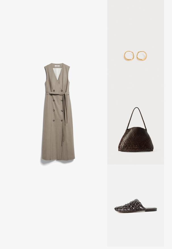 Robe midi beige sans manches avec col en V, boutons double boutonnage et ceinture assortie en tissu nouée à la taille.; Sandale plate noire avec dessus en cuir tressé et design à bout ouvert, posée sur une surface blanche.; Sac en cuir tressé marron avec une forme courbée et structurée, doté de deux poignées tressées, présentant une surface texturée et un design sans couture.; Paire de petites boucles d’oreilles créoles en or poli avec une forme légèrement irrégulière et arrondie sur un fond clair uni.