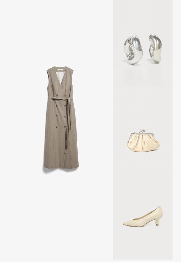 Robe midi beige sans manches avec col en V, boutons double boutonnage et ceinture assortie en tissu nouée à la taille.; Chaussure femme couleur crème à bout pointu avec un petit talon rond en forme de boule, sur fond uni.; Pochette en cuir beige plissé avec un cadre en métal argenté, dotée de deux fermoirs ronds décoratifs et d'une chaîne en argent.; Boucles d'oreilles sculpturales en argent avec des formes douces et courbes et des surfaces réfléchissantes. Présentent un design de boucle fermée et une forme organique distincte.