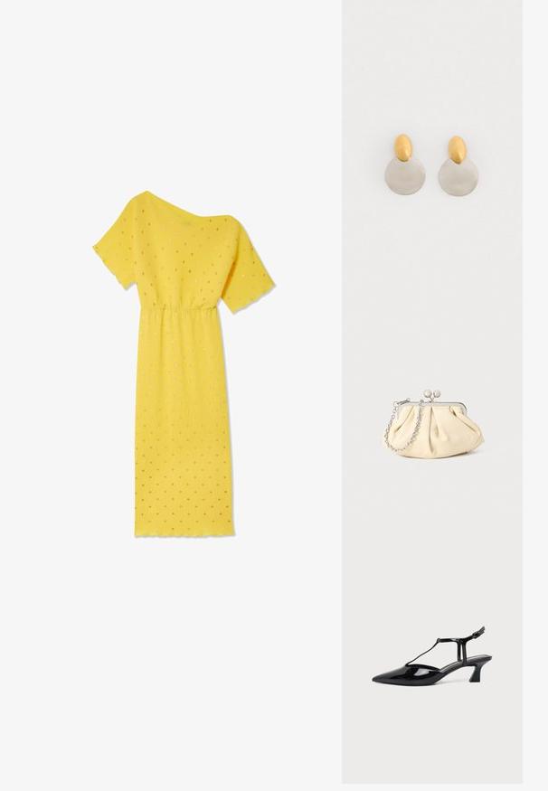 Geel jurkje met korte mouwen, geribbeld textuur en een gathered taille. Bevat gouden stippen en een asymmetrische halslijn.; Zwarte pumps van lakleer met spits toelopende neus, T-strap en lage schuine blokhak op witte achtergrond.; Geplooide beige leren clutch met een zilveren metalen frame, voorzien van twee ronde decoratieve sluitingen en een zilveren kettingriem.; Gouden en zilveren metalen oorbellen met een ronde schijfbasis en een ovale bovenstuk, gladde textuur en gepolijste afwerking.