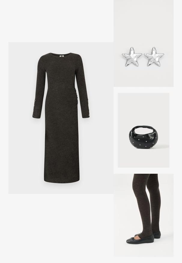 Robe à manches longues, gris foncé, en côtes avec une silhouette ajustée et des fronces sur les côtés. Présente des accents de boutons sur les poignets et une texture douce.; Jambes portant des leggings côtelés foncés associés à des ballerines noires avec de petits détails en nœud sur fond blanc.; Sac à main en cuir noir de forme arrondie, décoré de clous argentés et équipé d'une poignée courte. Texture lisse et fermeture éclair.; Boucles d'oreilles argentées en forme d'étoile, avec une surface lisse et brillante. Chaque boucle d'oreille possède cinq pointes et des détails subtils de texture de surface.