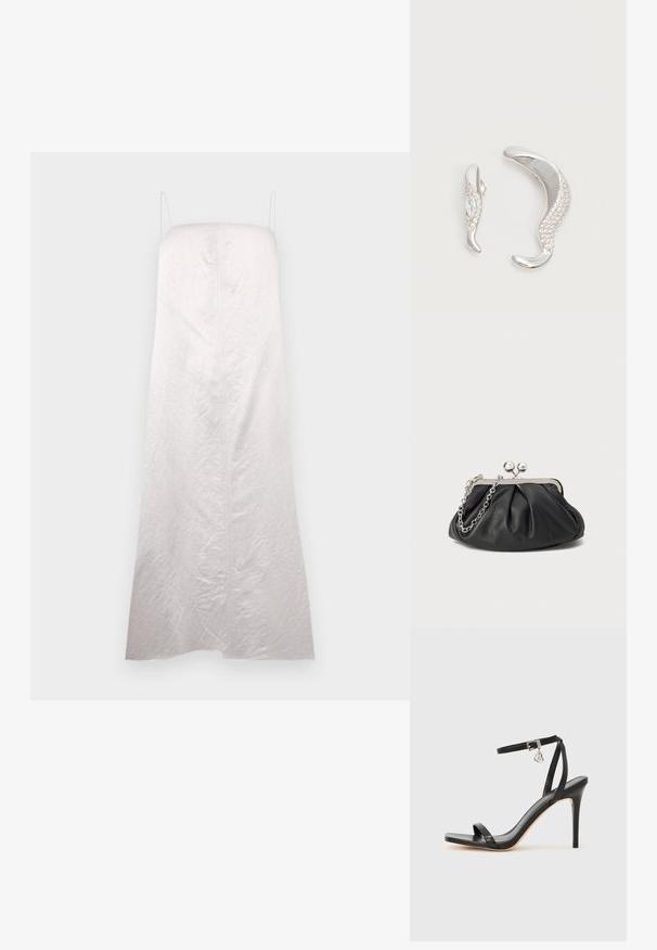Witte, mouwloze jurk met een rechte silhouet, gemaakt van licht gestructureerde stof, met een middennaad en minimale bandjes.; Zwarte sandaal met hoge hak, smalle enkelband, vierkante neus, soepel leermateriaal en metalen gespsluiting.; Zwarte leren clutch met geplooide textuur, zilverkleurig metalen frame, drukknopsluiting en kettingriem. Glad, zacht oppervlak.; Twee gebogen zilveren oorbellen, de één groter dan de ander, beide versierd met kleine fonkelende kristallen langs één rand.