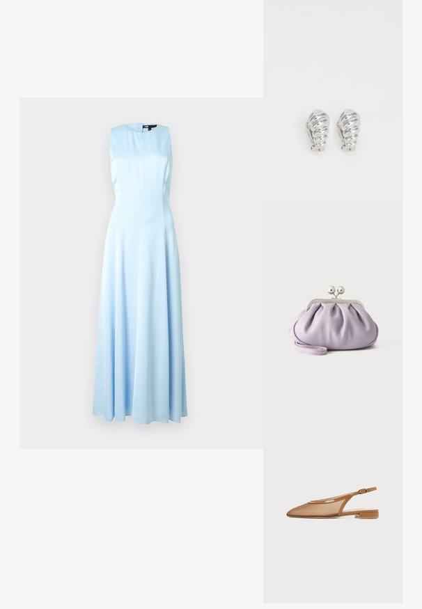 Robe sans manches en satin bleu clair avec un col montant et une jupe longue fluide jusqu'au sol, présentée sur un fond blanc uni.; Chaussure plate à bride arrière marron avec bout pointu, fine bride avec boucle et petit talon bloc sur fond blanc.; Pochette lavande douce avec tissu froncé, fermoir kiss-lock argenté et bracelet assorti sur un fond clair uni.; Boucles d'oreilles en clip argentées avec un design en spirale, présentant une texture métallique lisse et des formes arrondies. Pas d'embellissements ou de motifs visibles.