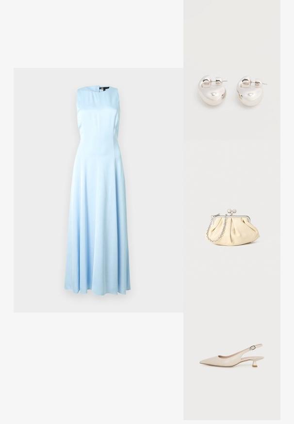 Robe sans manches en satin bleu clair avec un col montant et une jupe longue fluide jusqu'au sol, présentée sur un fond blanc uni.; Chaussure slingback beige à bout pointu avec un petit talon kitten et une boucle latérale réglable sur fond blanc uni.; Pochette en cuir beige plissé avec un cadre en métal argenté, dotée de deux fermoirs ronds décoratifs et d'une chaîne en argent.; Paire de boucles d'oreilles argentées brillantes et épaisses avec fermoirs à tige, sur fond blanc uni.