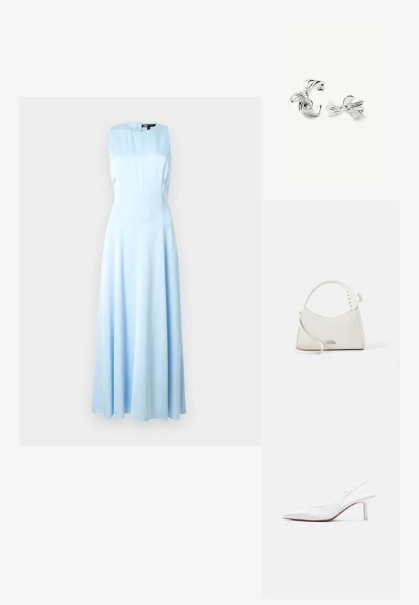 Robe sans manches en satin bleu clair avec un col montant et une jupe longue fluide jusqu'au sol, présentée sur un fond blanc uni.; Chaussure pour femme en cuir blanc avec bride arrière, bout pointu, petit talon kitten bas et petit nœud décoratif sur le dessus, vue de profil latéral.; Sac à main en cuir blanc avec une forme incurvée, orné de petites clous blancs le long de la poignée. Il dispose d'une longue sangle et d'un logo embossé à l'avant.; Boucles d'oreilles en argent en forme de nœud torsadé avec une finition lisse et polie, l'une vue de profil et l'autre de face sur un fond blanc.