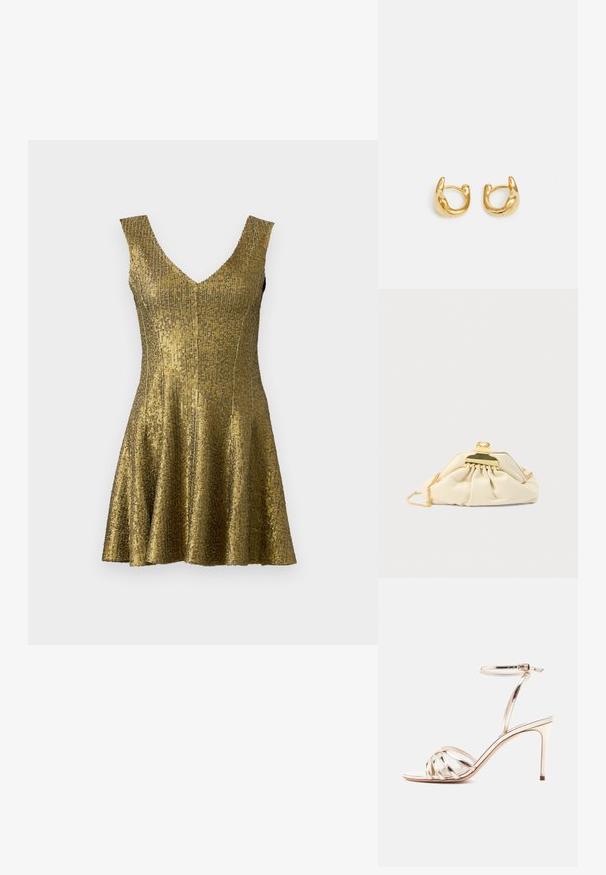 Goldenes Paillettenkleid mit V-Ausschnitt, tailliertem Oberteil und schwingendem Rock. Hergestellt aus strukturiertem Material mit glänzender Oberfläche. Ärmelloses Design.; Goldfarbene Metallic-Sandalette mit hohem Absatz, mehreren dünnen Riemchen über den Zehen und einem Knöchelriemen mit Schnallenverschluss.; Cremefarbene Clutch aus weichem Material mit einem goldfarbenen Verschluss und einer Kettenriemen, mit gerafftem Design am Körper.; Goldene Creolen mit einem glatten, runden Design und einer polierten Oberfläche. Die Ohrringe haben eine kompakte, klobige Form und einen nahtlosen Verschluss.