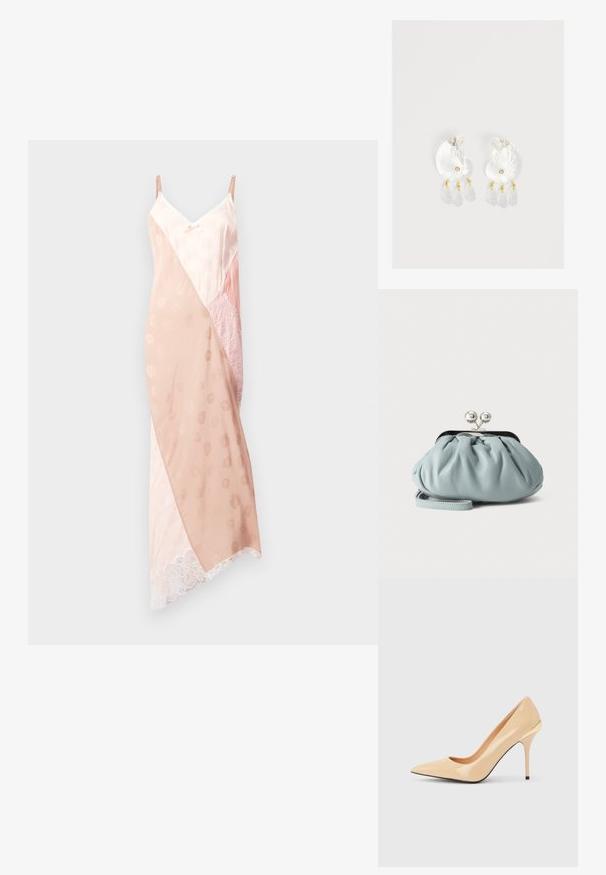 Rosenquarz-Spaghetti-Top-Kleid mit verstellbaren Trägern, das eine Kombination aus glattem Satin und Spitzenstrukturen aufweist, ein diagonales Farbblockdesign und Spitzenbesatz.; Beiger High-Heel-Pumps aus lackiertem Leder mit spitzer Zehenpartie und schlankem Stiletto-Absatz, mit einem kleinen goldenen Akzent an der Rückseite.; Kleine hellblaue Leder-Münztasche mit silbernem Metall-Kissenschloss und kurzem Handgelenksriemen vor einfarbigem Hintergrund.; Klare Harz-Ohrringe in Muschelform mit kleinen goldenen Akzenten und drei hängenden durchsichtigen tropfenförmigen Anhängern an jedem Ohrring.