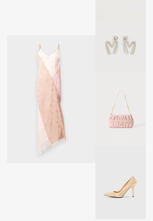 Roze kwarts slipdress met verstelbare bandjes, voorzien van een mix van gladde satijn- en kanttexturen, een diagonaal kleurblokontwerp en kantafwerking.; Beige lakleren pump met hoge hak, spitse neus en slanke stilettohak, met een klein gouden accent aan de achterkant.; Kleine roze gerimpelde handtas met gouden kettingriem en een rechthoekige logo-plaat met de tekst Love Moschino aan de voorkant.; Paar zilverkleurige metalen oorbellen in de vorm van een hoekige letter M met afgeronde stekers op een witte achtergrond.