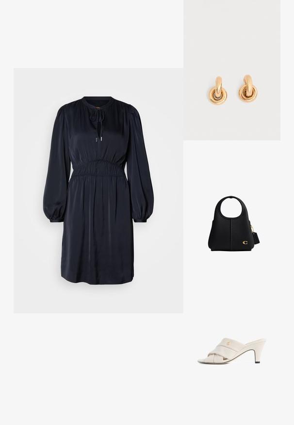 Navyblaues, langärmliges Kleid mit geraffter Taille, rundem Ausschnitt und Kordelzug. Hergestellt aus glattem, leichtem Stoff.; Beige High-Heeled Mules mit verdrehtem Leder- Riemen-Design, offenen Zehen und geprägt logo Akzent. Die Ferse hat eine schwarze Spitze Detail.; Schwarze Lederhandtasche mit rundem Griff, goldenem "C"-Logo auf der Vorderseite und einem kleinen Anhänger mit goldener Kette.; Paar glänzende goldene Creolen mit dicken runden Gliedern auf schlichtem hellgrauem Hintergrund.