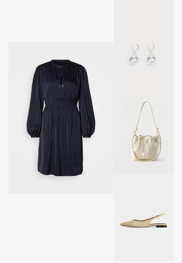 Navyblaues, langärmliges Kleid mit geraffter Taille, rundem Ausschnitt und Kordelzug. Hergestellt aus glattem, leichtem Stoff.; Beiger Slingback-Ballerina mit spitzer Kappe, niedrigem schwarzem Absatz und glattem Lederfinish, seitlich auf einfarbigem Hintergrund gezeigt.; Ecru-farbene Bucket Bag aus Leder mit Zugbandverschluss, geflochtener Kette und Leder-Schulterriemen sowie goldfarbenen Ösen.; Silberne Tropfenohrringe mit glatten, runden, reflektierenden Oberflächen, die an Hakenverschlüssen hängen. Der Hintergrund ist reinweiß.