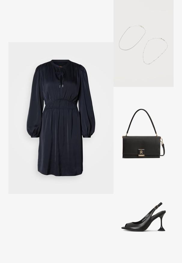Robe bleu marine à manches longues avec une taille froncée, un col rond et un lien à nouer. Fabriquée en tissu léger et doux.; Escarpin en cuir noir à dos ouvert avec un orteil ouvert, forme pointue, talon étroit évasé et base carrée. Surface texturée et détail de boucle.; Sac à main en cuir noir texturé avec poignée supérieure et fermeture à rabat logo ton or, doté d'une bandoulière amovible.; Deux bracelets délicats en chaîne d'argent avec fermoirs à mousqueton ; l'un avec de petites perles rondes espacées uniformément le long de la chaîne.