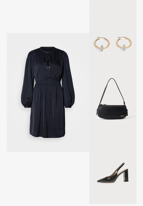 Navyblaues, langärmliges Kleid mit geraffter Taille, rundem Ausschnitt und Kordelzug. Hergestellt aus glattem, leichtem Stoff.; Schwarzer Leder-Slingback-Schuh mit spitzer Kappe, hohem Blockabsatz und beigegefüttertem Innenraum vor hellem, einfarbigem Hintergrund.; Schwarze Lederschultertasche mit geschwungener Klappe, goldenem "HUGO" Logo auf der Vorderseite und einem verstellbaren Riemen.; Paar goldfarbene Creolen mit kleinem silberfarbenem Schlaufen-Detail an jeder, vor hellem grauem Hintergrund präsentiert.