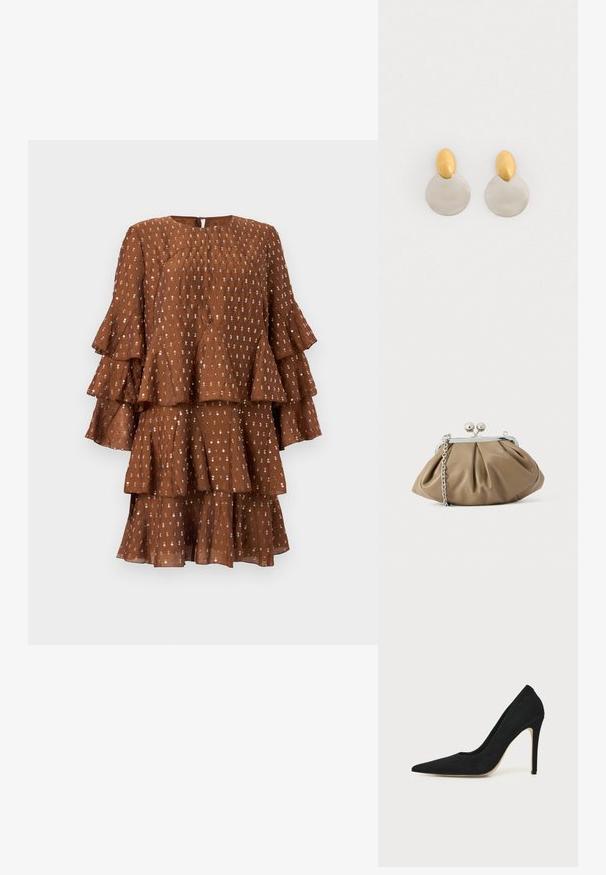 Robe marron à étages en tissu léger, avec des manches volantées et un motif orné de petits accents argentés. Encolure ronde.; Escarpin stiletto noir à talon haut avec bout pointu et texture lisse, présenté de profil sur un fond clair uni.; Pochette en cuir beige clair à la forme arrondie, texture plissée, fermeture à verrou argentée et bandoulière chaîne amovible.; Boucles d'oreilles en métal doré et argenté avec une base en disque rond et une pièce supérieure ovale, texture lisse et finition polie.