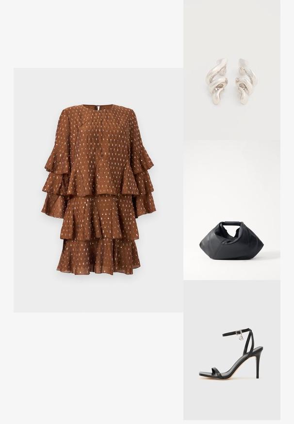 Robe marron à étages en tissu léger, avec des manches volantées et un motif orné de petits accents argentés. Encolure ronde.; Sandale à talon haut noire avec une bride étroite à la cheville, bout carré, cuir lisse et accent de boucle métallique.; Sac en cuir noir avec un extérieur texturé, une forme froissée unique et une courte poignée. Dispose d'un seul compartiment principal.; Boucles d'oreilles clips en métal argenté torsadé avec une finition lisse et brillante, présentant un design moderne et abstrait en spirale.